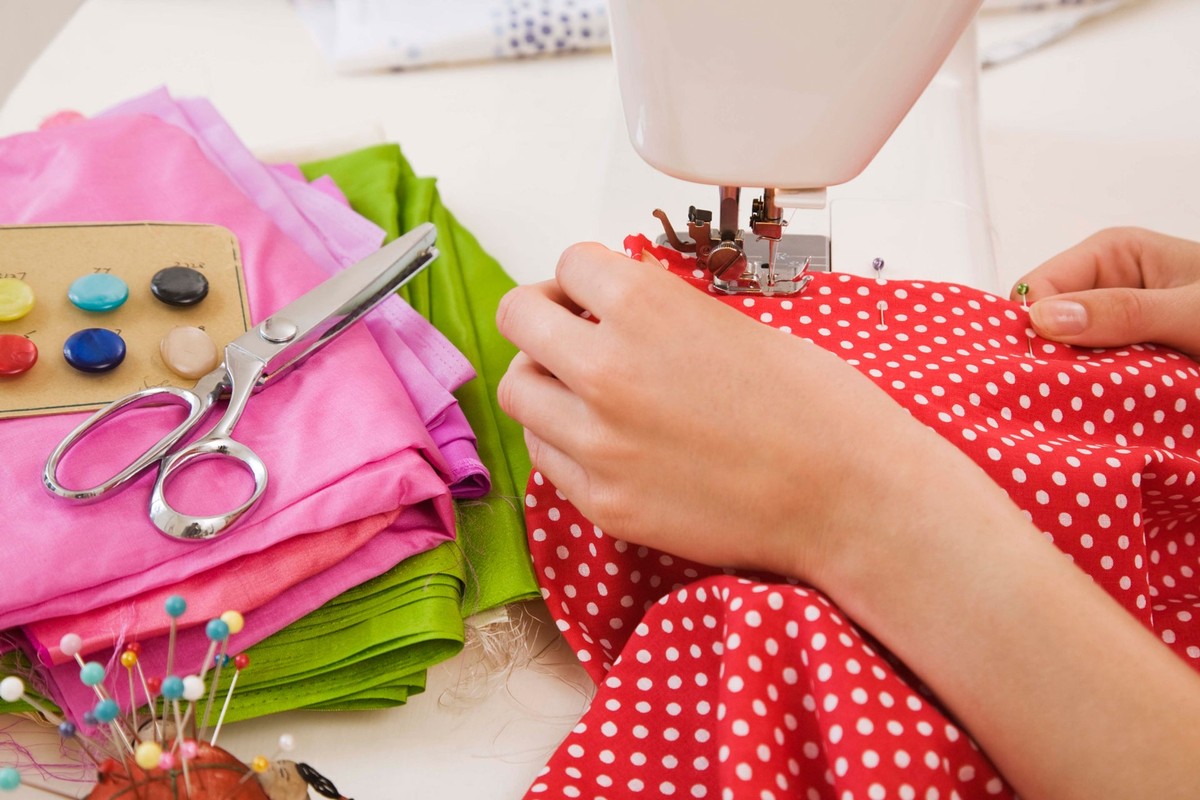 The Mastery of the Magic of Threads: Knitting and Cutting as Art and Pleasure